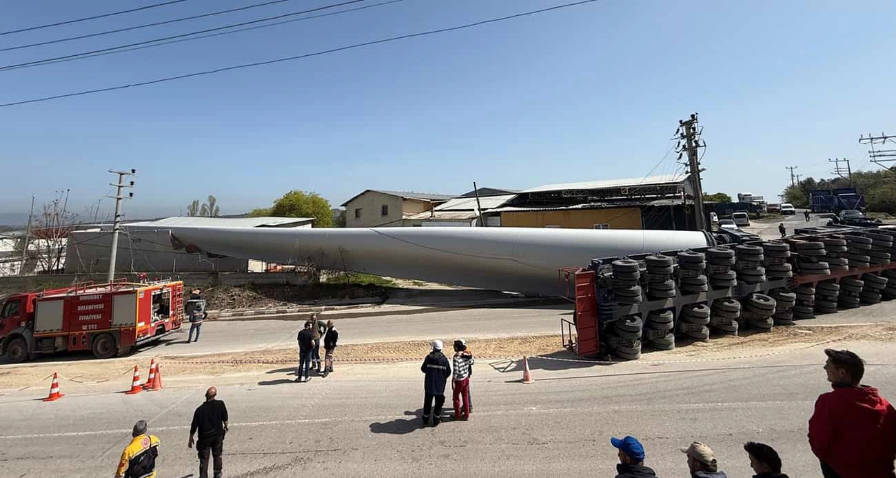 Çanakkale’de rüzgar gülü kanadı taşıyan tır devrildi