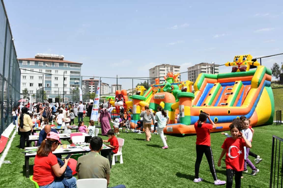 ‘Eğlence Tırı’ 23 Nisan’da depremzede çocukların yüzünü güldürdü