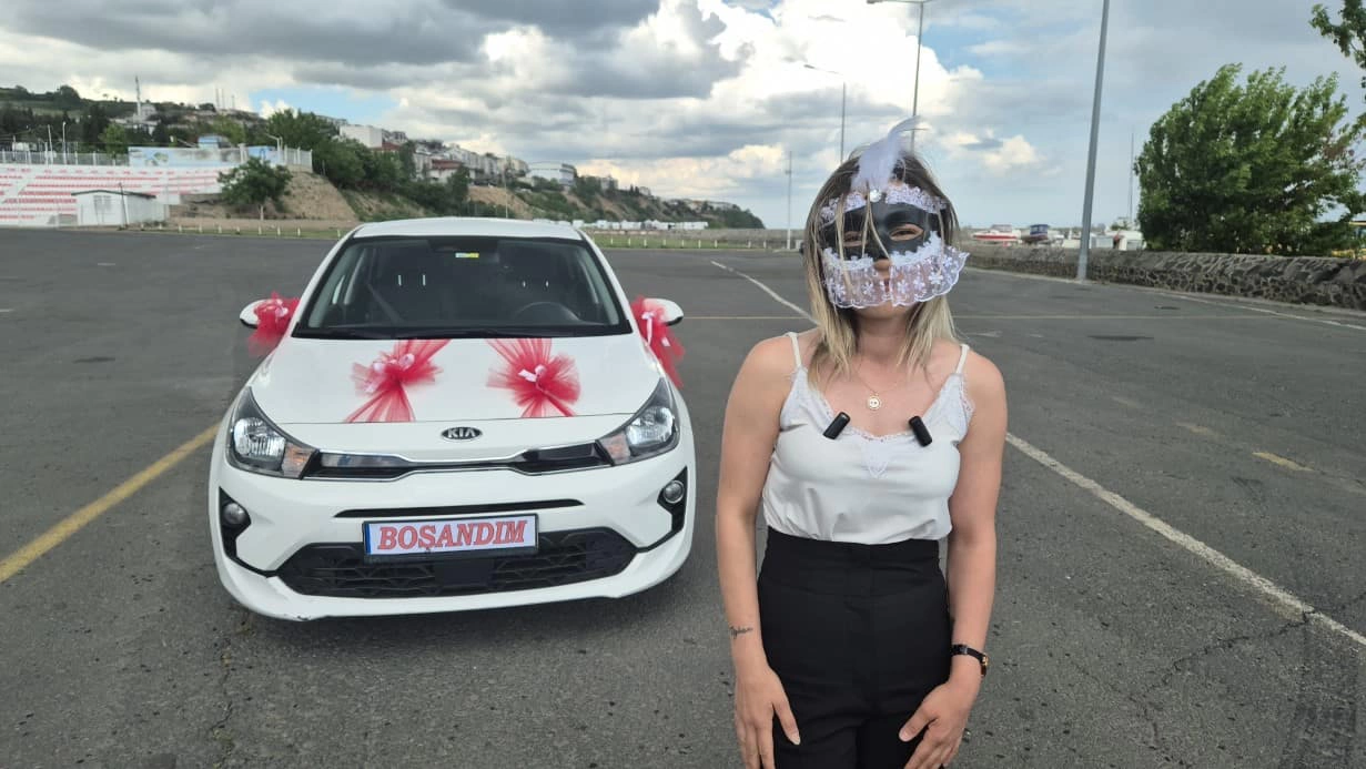 Eşinden boşandı sokakta maskeli kutlama yaptı