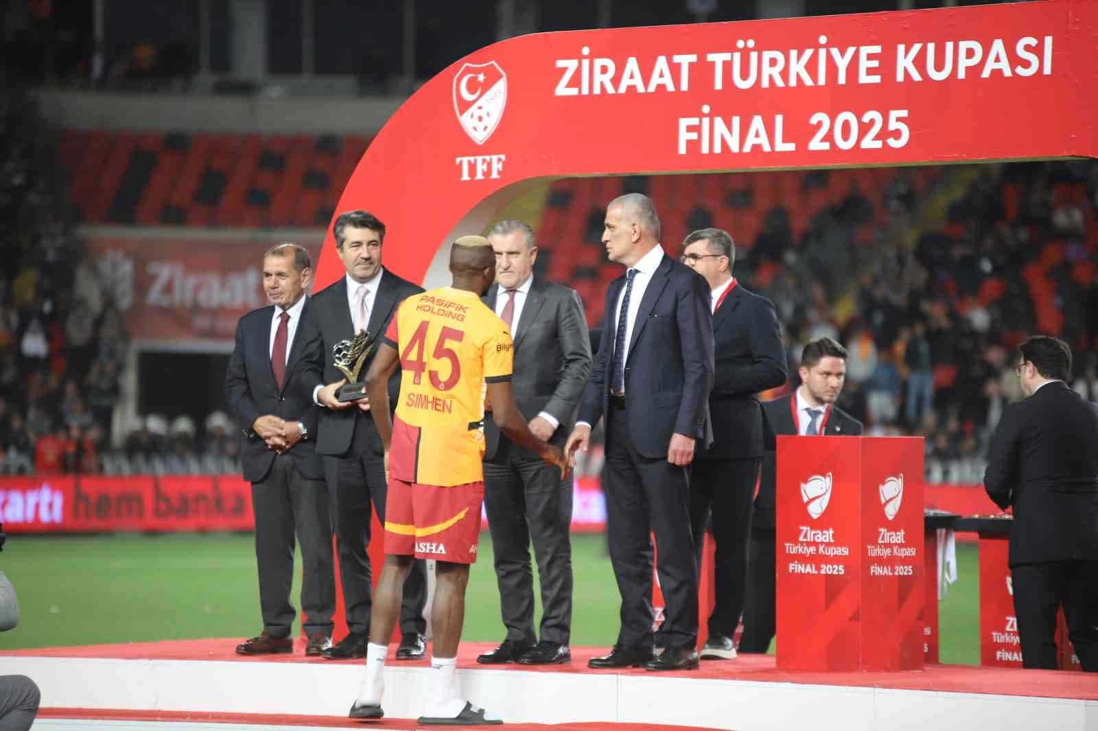 Finalin oyuncusu Victor Osimhen seçildi