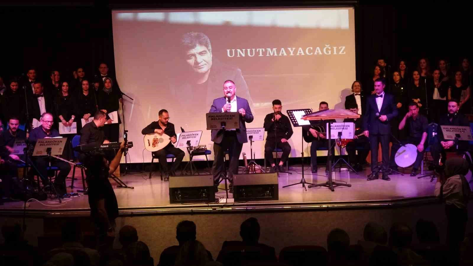 İbrahim Erkal sevgisi, salona sığmadı