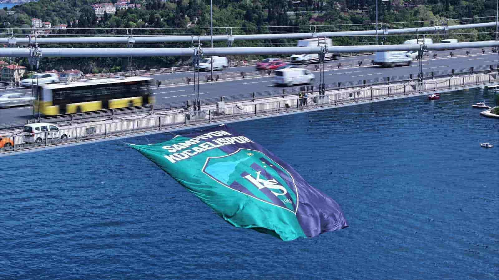 Kocaelispor’un bayrağı İstanbul Boğazı’nda dalgalandı