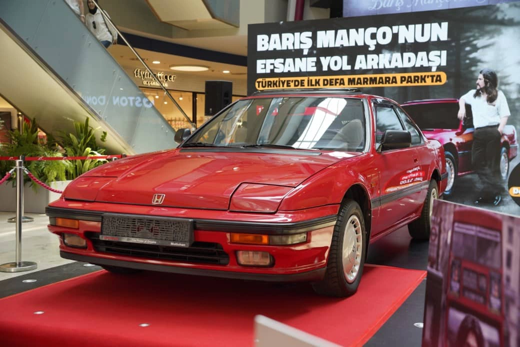 Barış Manço’nun kırmızı spor otomobili ziyaretçileriyle buluştu