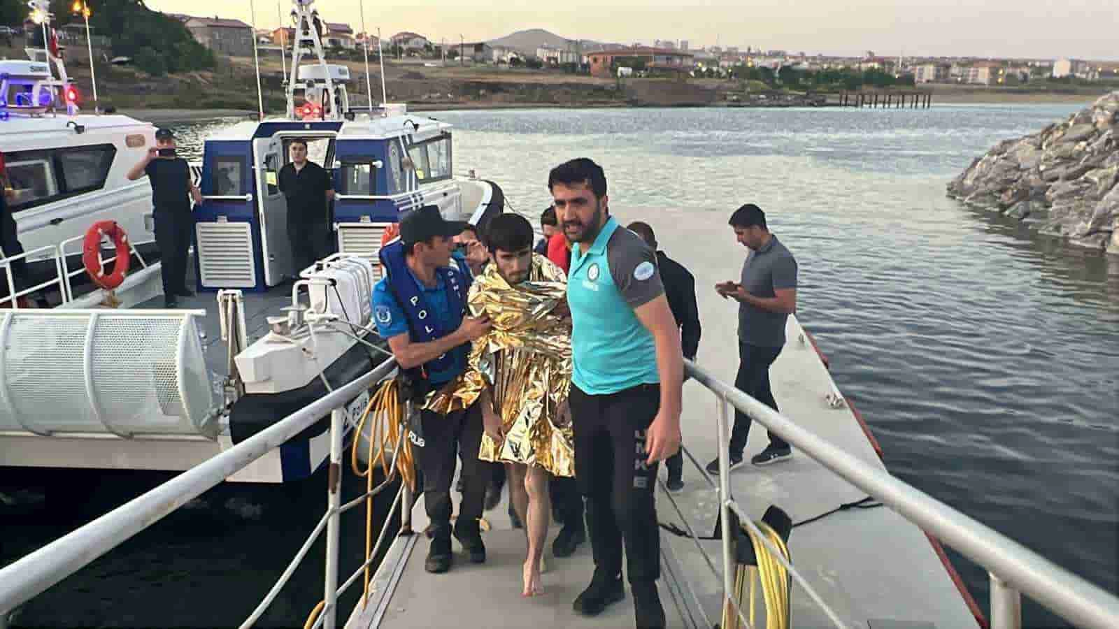 Van Gölü’nde akıntıya kapılan genç kurtarıldı