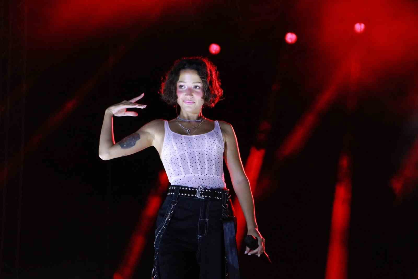 Yüksek Sadakat ve Zeynep Bastık Tekirdağ Kiraz Festivali’nde sahne aldı