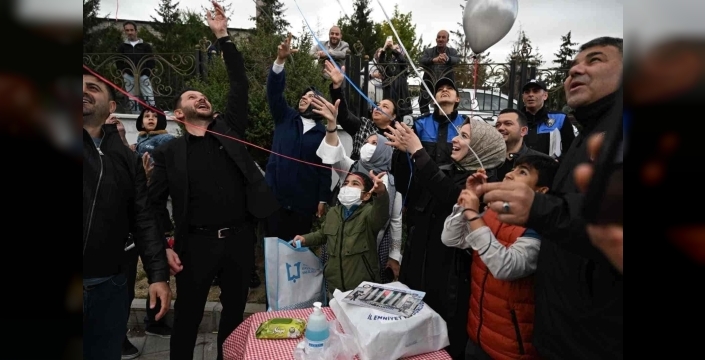 Lösemi hastalığını atlatan Talha Sıraç polis ağabeyleriyle balon uçurdu