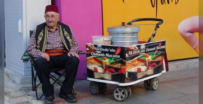 11 yaşında başladığı mesleğinde 65 yıldır sokaklarda
