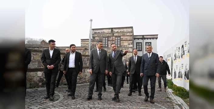 Vali Çiftçi, "Dil ve Edebiyat Konağı"nı inceledi, "Edebiyat Sokağı"nda gezdi