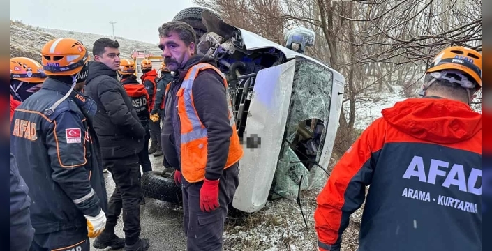 Okul servisi yan yattı, 14’ü öğrenci 15 kişi yaralandı
