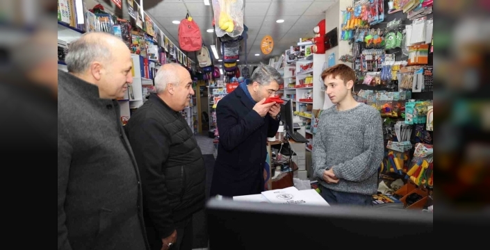 Başkan Küçükoğlu Aziziye’de bayrak dağıttı