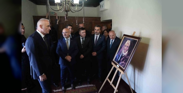 Bakan Ersoy, "Kralların Ressamı" Rahmi Pehlivanlı’nın eserlerini inceledi