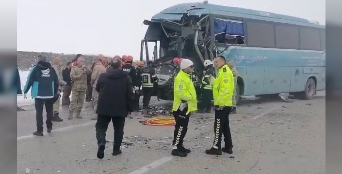 İran plakalı yolcu otobüsü tıra arkadan çarptı; 1 ölü, 10 yaralı