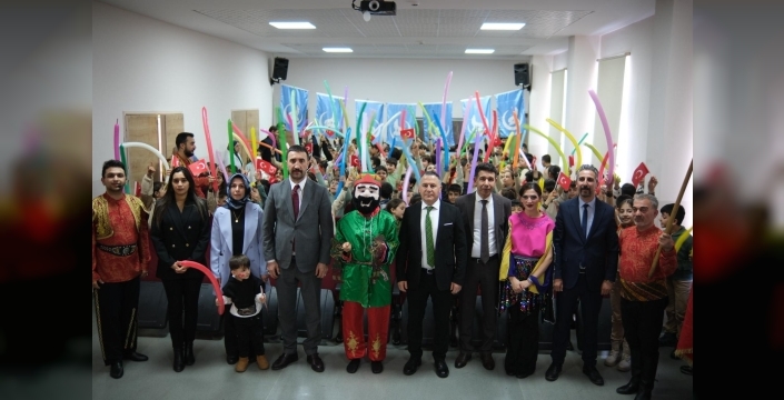 Erzurum’da Karagöz ve Hacivat çocuklarla buluştu