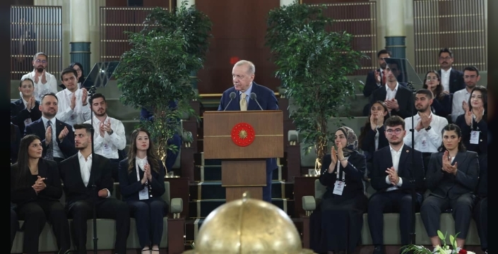 Cumhurbaşkanı Erdoğan, gençler ve milli sporcularla bir araya geldi