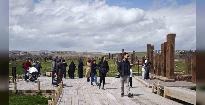 Dünyanın en büyük tarihi İslam mezarlığında ziyaretçi yoğunluğu başladı