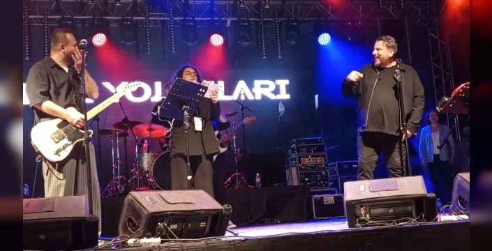Gece Yolcuları’na sahnede sürpriz: Diplomalarını yıllar sonra aldılar