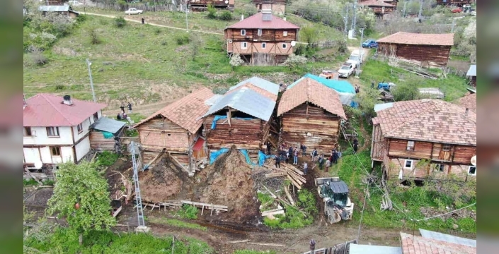 Göçen ahırın altında kalan kadın hayatını kaybetti, çok sayıda hayvan telef oldu