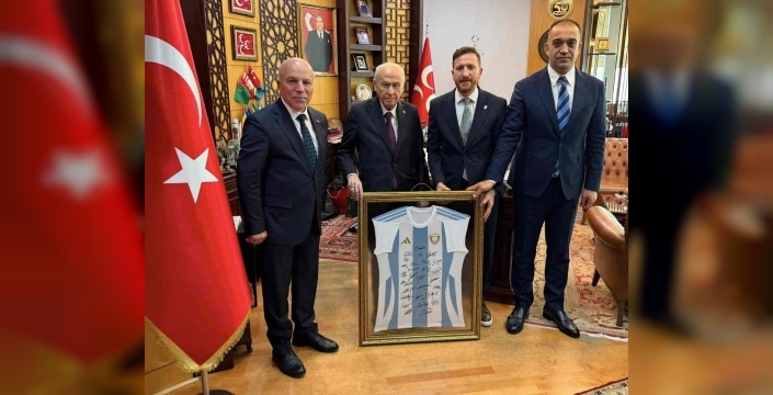 MHP lideri Bahçeli’ye Erzurumspor forması takdim edildi