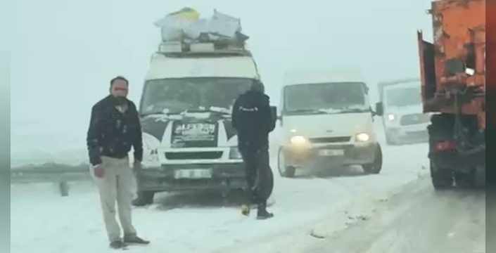 Palandöken Geçidi baharda da geçit vermedi, sürücülerin imdadına ekipler yetişti