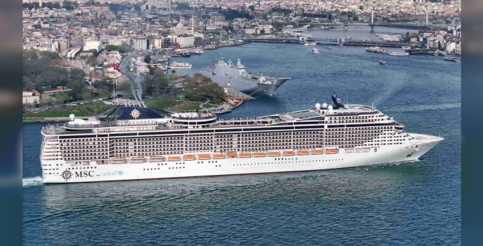 TCG Anadolu turistlerin ilgi odağı oldu