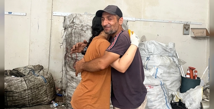 Sokaklarda kağıt toplayarak okuttuğu kızı, üniversiteyi birincilikle bitirdi