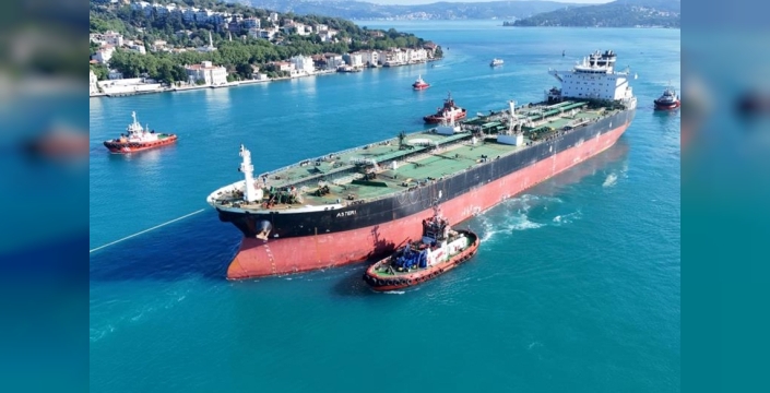 Ukrayna’nın vurduğu dev tanker İstanbul Boğazı’ndan geçirildi