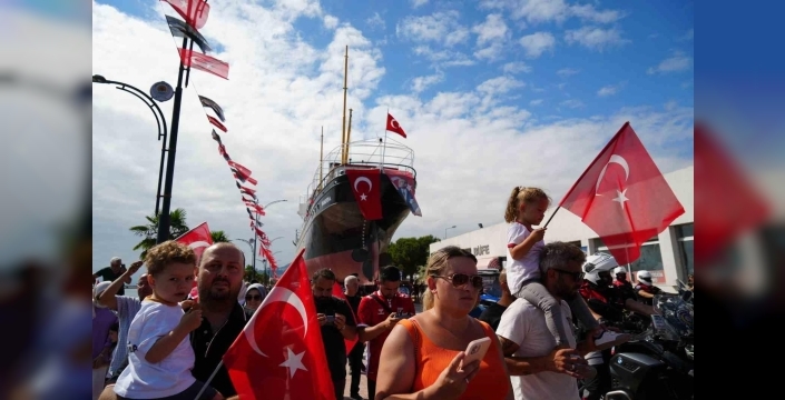 Bandırma Vapuru karadan yürütülerek yeni yerine taşındı: Mehter marşı ile karşılandı
