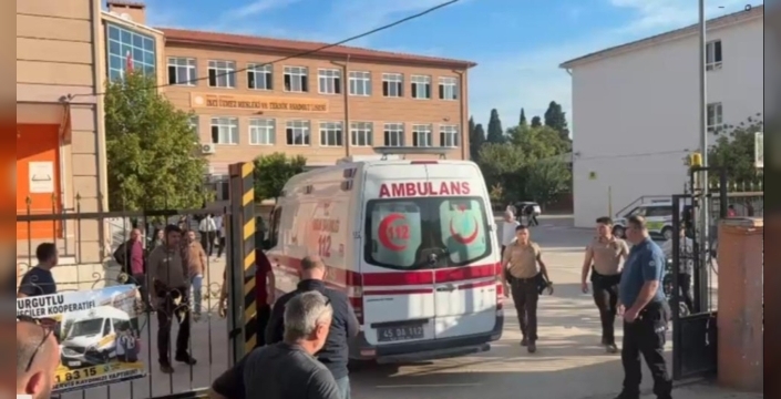 Manisa’da okul önünde silahlı saldırı: Yaralı öğrenciler var