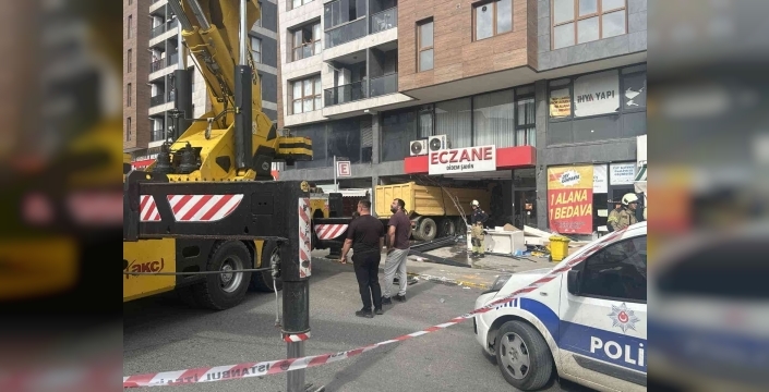 Pendik’te hafriyat kamyonu eczaneye daldı: 6 yaralı