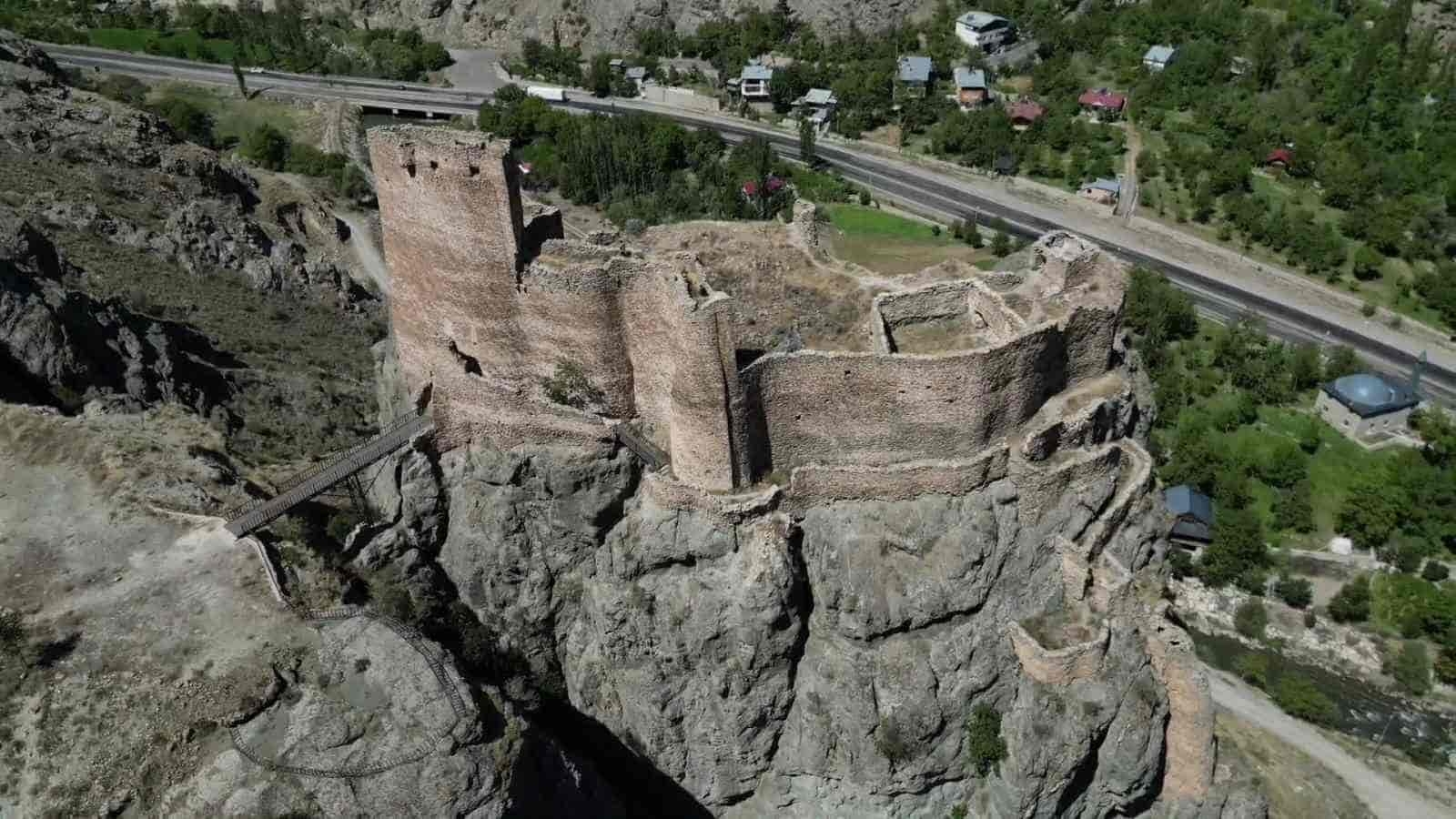 Engüzekkapı Kalesi bin yıllık ihtişamıyla ziyaretçilerini bekliyor