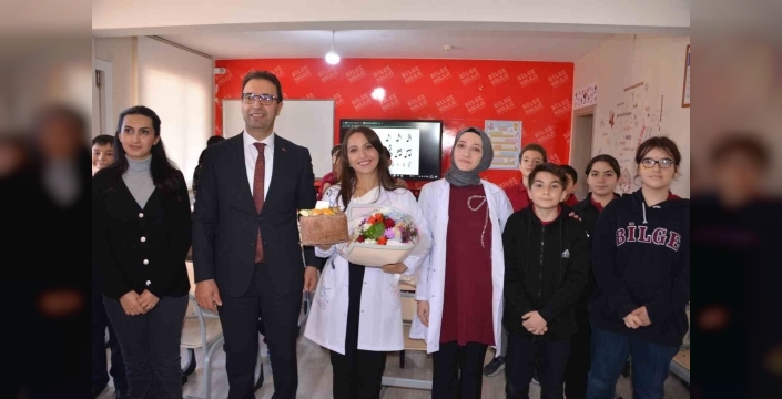 Genç öğretmene anlamlı tören: Müzik Öğretmeni Hacer İçoğlu ilk cübbesini giydi