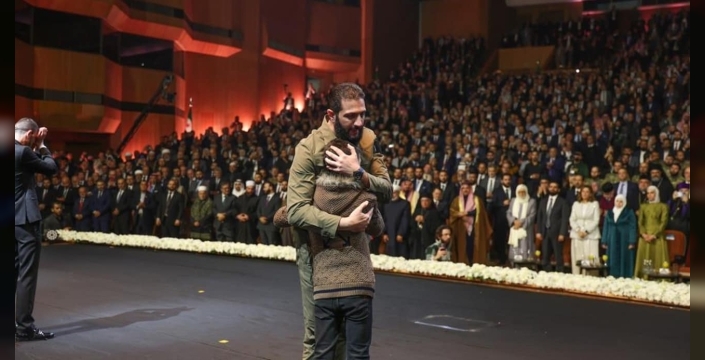 Halep saldırısının sembolü Ümran bebek, Esad’ın kaçtığı Sarayda konuştu