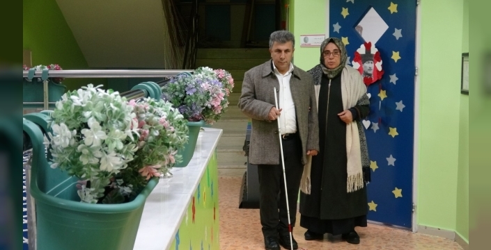 Hayatını görme engelli eşine adadı