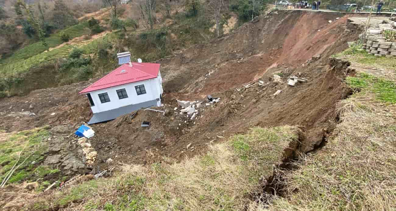 İki katlı ev heyelanda 50 metre sürüklendi