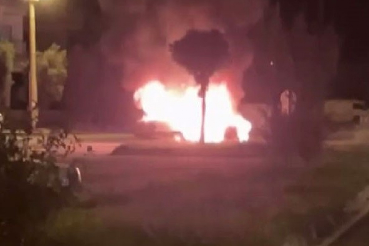 İzmir'de park halindeki otomobil alev topuna döndü