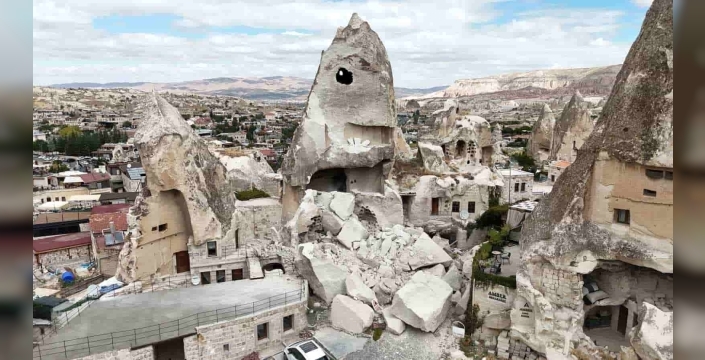 Kapadokya’da peribacası yıkıldı