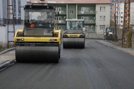 Kars’ta mahalleler sıcak asfalta kavuştu