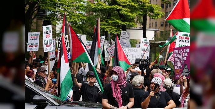 Liderler BM’de hitap ederken BM çevresinde Filistin protestosu