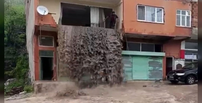 Ordu’da sel suları evin içinden şelale gibi aktı