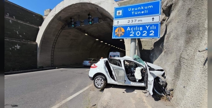 Otomobil tünel girişindeki tabelaya ok gibi saplandı