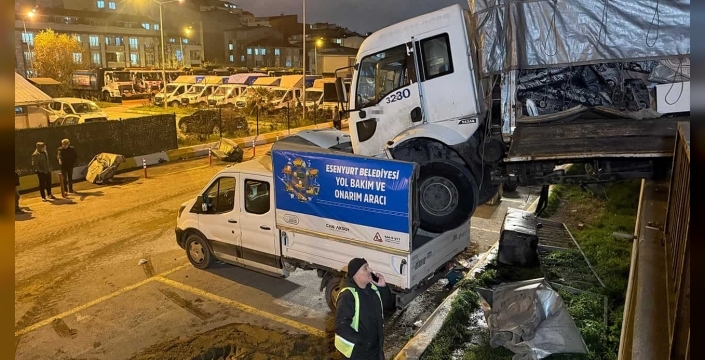 Park halindeki kamyon hareket edip başka aracın üzerine düştü: O anlar kamerada