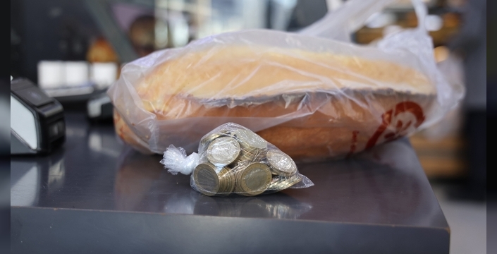 Yüz lira bozuk para getirene iki ekmek hediye